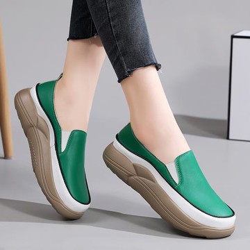 春季時尚年輕中年媽媽鞋洋氣舒適厚底平底一腳蹬懶人鞋上班工作鞋