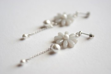 樹脂藝術 花朵與棉珍珠耳環・煙雨