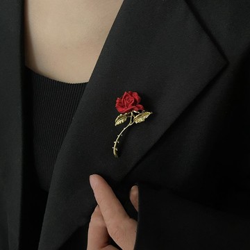 【秋冬新款】紅色玫瑰胸針 胸花 西裝別針 衣服配飾 高級時尚設計感 ins風 女用飾品 台灣出貨