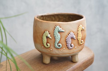 栽種仙人掌、小型植物的盆栽，陶土製成，手工陶瓷，裝飾有海馬
