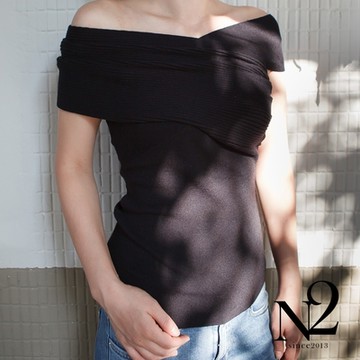 露肩交叉不規則設計針織短袖上衣（黑）N2