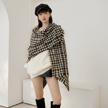 OB嚴選 柔軟千鳥格紋針織流蘇披肩圍巾 《YE082》