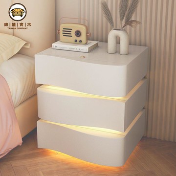 免運 床頭櫃 床邊櫃 收納櫃 2025新款創意三抽收納柜奶油風床頭柜現代簡約家用臥室床邊柜帶燈 工廠直銷 全館免運 店長新品推薦 5j12