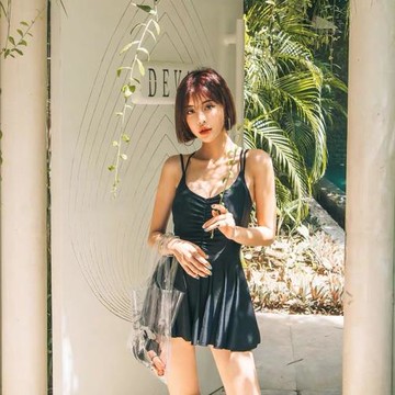 Sophie仙女范溫泉ins純黑吊帶露背度假游泳顯瘦遮肉小胸泳衣平角