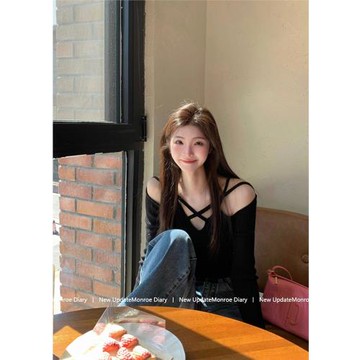 設計感黑色露肩針織衫女秋季新款辣妹性感修身短款毛衣打底衫上衣