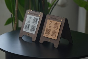 客製立式雙面桌面展示牌  金屬片 QR code 合頁木質畫架式擺件展示