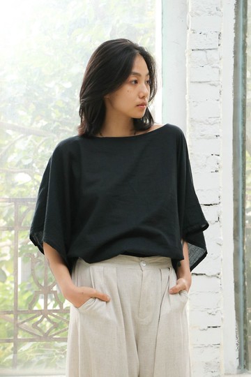 寬版平領下擺縮口上衣 / 慕斯布 黑