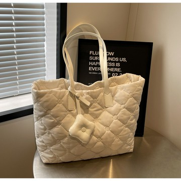 免運🎀 雲朵包休閒托特包2025羽絨包包新款大容量通勤單肩時尚高級菱格大學生外出褶皺大容量斜背包 側背包 手提包 斜背包