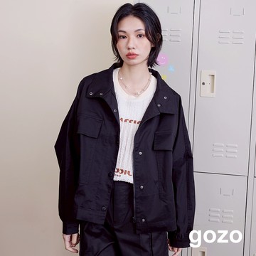 【gozo】大口袋曖昧英文字繡花連袖外套(黑色/淺卡其_F) | 女裝 現貨 百搭