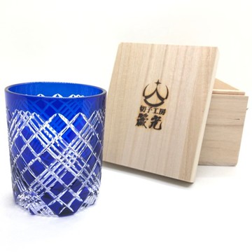 四個從底部到底部的岩石眼鏡