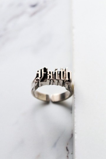 FAITH 戒指僅在 DEFY