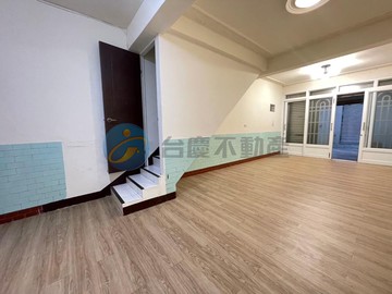 高雄車站三鐵共構已翻新小資族透天｜高雄市新興區八德一路