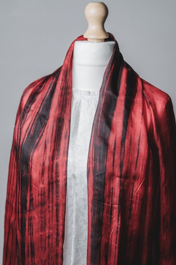 100% 桑蠶絲圍巾 – 手工染色，輕盈，紅色與黑色
