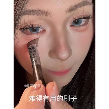 面中提亮神器！三角熨斗高光刷淚溝面中法令紋化妝刷子遮瑕無刷痕