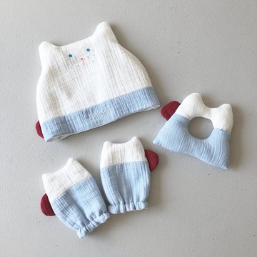 富士貓系列。嬰兒帽。手套。手搖鈴。彌月禮盒