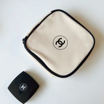 CHANEL 米色方塊化妝包