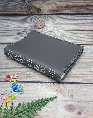 手工日記本 (Journal)，帶有部落風縫線的邊緣，灰色的仿皮革封面