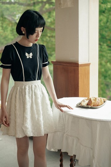 可搭配套裝 黑色蝴蝶少女T恤 + 白色立體玫瑰半身裙
