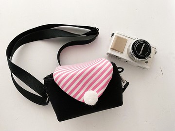 三角信封拉鍊側背相機包-桃紅條+黑(單眼/類單眼/拍立得)