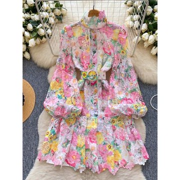 法式高級感鏤空鉤花蕾絲連衣裙女收腰顯瘦高領燈籠袖荷葉邊A字裙