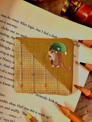 (限量)巢鼠刺繡布書籤-芥末黃
