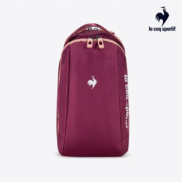 【LE COQ SPORTIF 法國公雞】男女款紫粉色輕量實用胸背包 斜背包 肩背包LYT03104