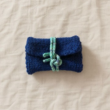 用繩子纏繞固定的針織小包 no232