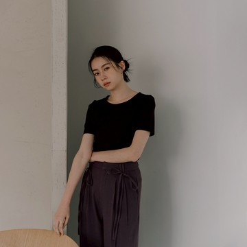 質感素面剪接木耳邊圓領上衣-黑