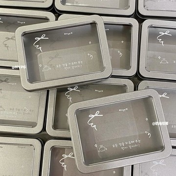 台灣現貨 ✨ 銀色小狗馬口鐵盒 開窗鐵盒 小卡收納盒 吧唧收納 韓文絲帶鐵盒 INS鐵盒 飾品展示盒 禮盒包裝 餅乾鐵盒