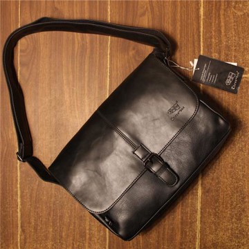 潮流男士2024新款簡約單肩包 時尚軟皮斜挎包街頭郵差包機車背包