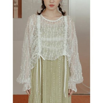 QUEENSHOP 2026春夏新品女裝透膚紗線抽皺澎袖設計上衣01099474