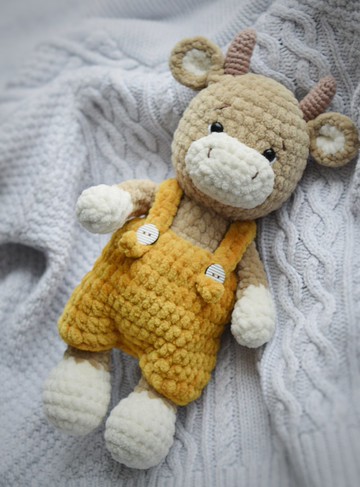 米色小公牛玩具，工作服中的毛絨公牛，農場毛絨動物