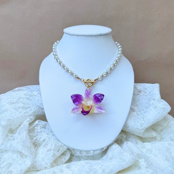 紫白蝴蝶蘭與金色串珠點綴的珍珠項鍊