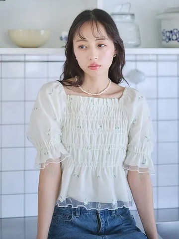 花朵刺繡薄紗層疊設計方領短袖上衣