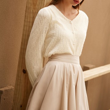 OB嚴選 質感生活．蕾絲珍珠釦V領開襟上衣 《AB19058》