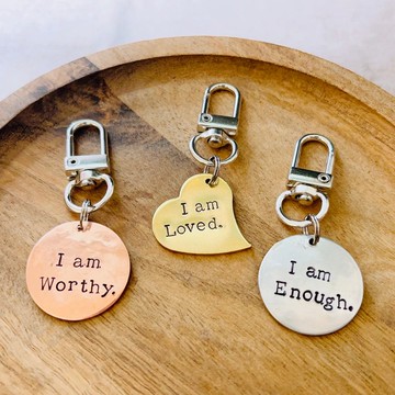 讚美自己愛自己標語鑰匙圈 手工敲製 金屬耐用 訂製鑰匙圈