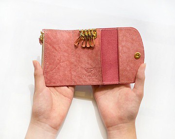 珊瑚粉紅鑰匙包帶拉鍊口袋（意大利皮革MAYA） 免費禮品包裝服務