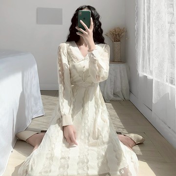小清新蕾絲連衣裙女春秋新款法式初戀溫柔風氣質裙子V領過膝長裙