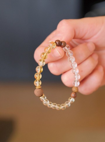 天然水晶手串 木與石的千年密語 在暮色中蘇醒