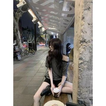 現款免運 韓系短袖 斜肩短袖 落肩短袖 短袖T恤韓系慵懶斜肩黑灰條紋甜辣上衣女夏季純欲露肩chic寬鬆短袖t恤insQd