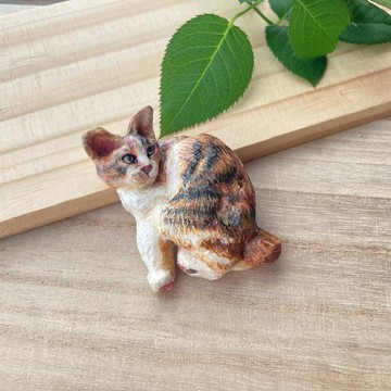 木雕坐姿三花貓胸針
