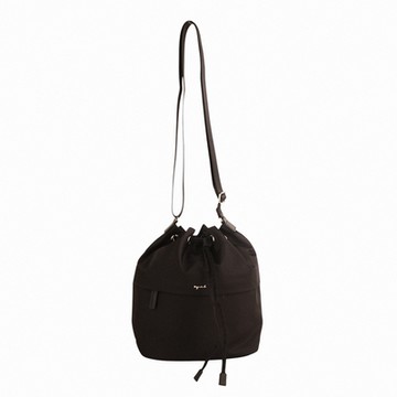 agnes b. 草寫銀字前拉鍊袋拉束尼龍水桶包(黑)小