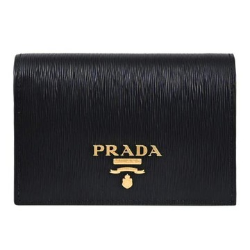 PRADA 1MV021 浮雕LOGO水波紋對折扣式零錢短夾.黑/紅