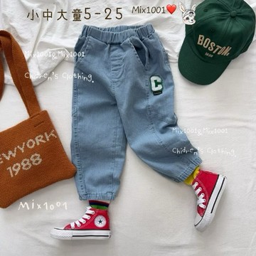 🌈✨mix1001中大童 刺繡綠C貼布造型牛仔縮口褲✨兒童車線造型淺色牛仔褲5-25