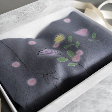 VIVI Chou - 神秘花語插畫長條絲巾 - 灰黑色