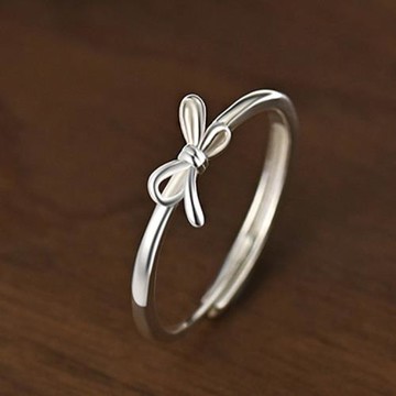 ANGEL 淡雅精靈蝴蝶結簡約細戒時尚開口彈性戒指(銀色)