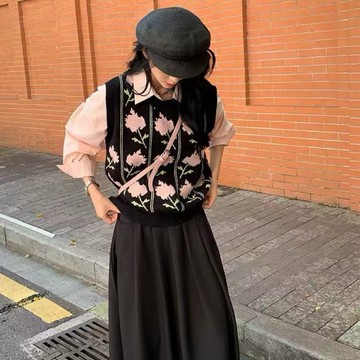（時尚單品上裝/針織背心上衣）法式花朵刺繡針織馬甲短款疊穿無袖坎肩上衣/復古提花圓領針織馬甲新款時尚慵懶風黑色毛衣