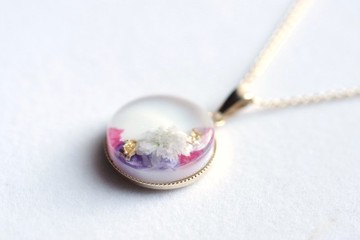 樹脂藝術 圓形墜飾・花束・白色