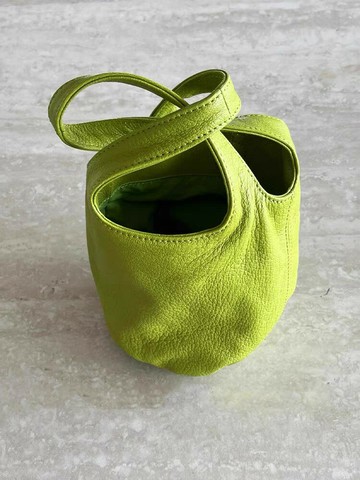 綠色人造革手拎水桶包女2025新款輕奢手提斜背包菜籃子【木屋雜貨】