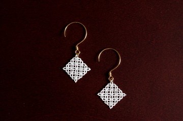 梭織蕾絲方形耳針白色